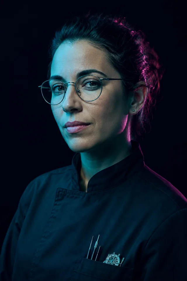 Nuria Sala, restauradora de relojes, con gafas finas en el taller